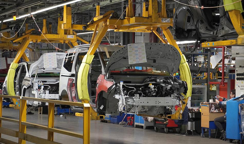 Obiskali smo tovarno, kjer proizvajajo priljubljenega križanca med Slovenci