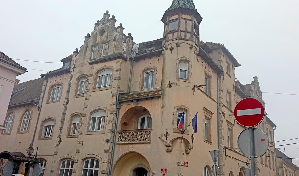 Sodniku zgorela hiša, nato so mu 25-krat grozili