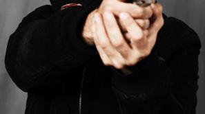 zamaskiran oborožen ropar