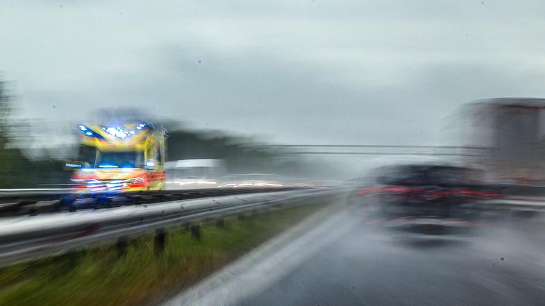 promet avtocesta vožnja dež