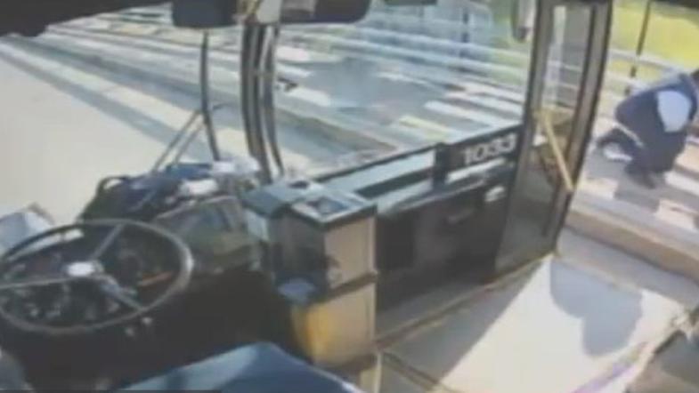 Šofer pomagal ženski 