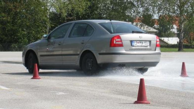 Tečajniki se naučijo oziroma obnovijo pravila za nadzor avtomobila v nepredviden