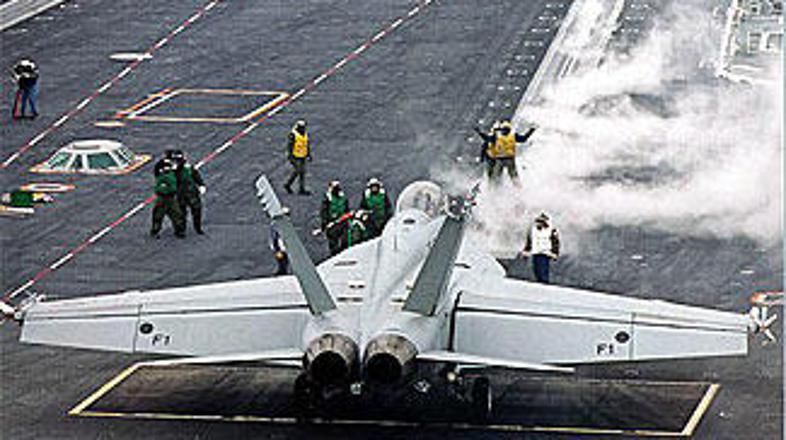 Američani so v zrak takoj poslali štiri lovce F-18 hornet.