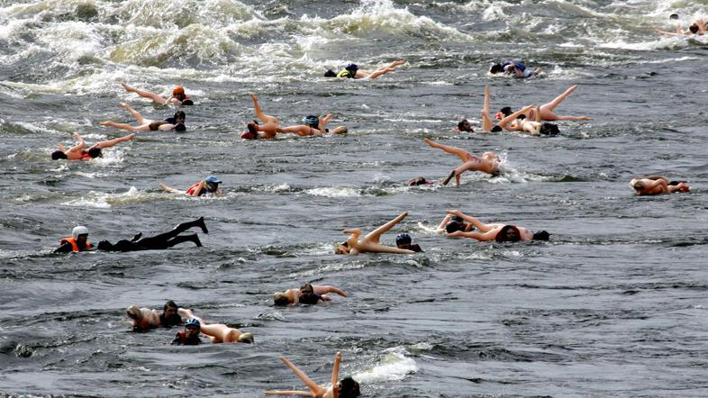 Plavanja z napihljivimi lutkami organizira več držav. Fotografija je iz Saint Pe