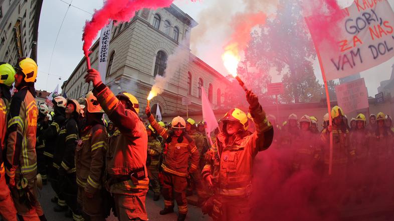 Protest poklicnih gasilcev