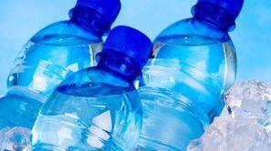 voda v plastenkah mala