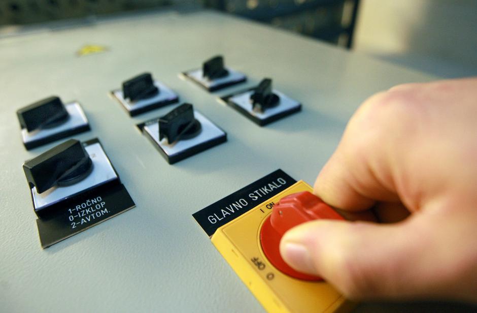 &lt;slovenija&gt; 29.12.2008 elektrika, elektricna omarica, glavno stikalo, MH,  | Avtor: Boštjan Tacol