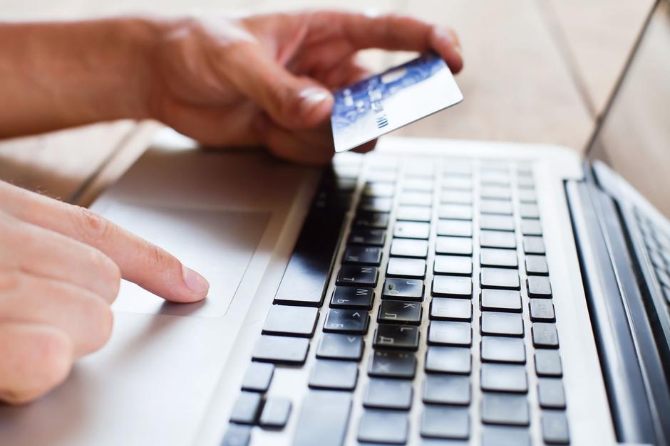 računalnik bančna kartica spletno nakupovanje spletni nakup | Avtor: Profimedia