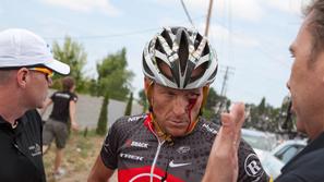 Armstrong ni kot Steve Nash. Zaradi poškodbe očesa je končal dirko. (Foto: EPA)