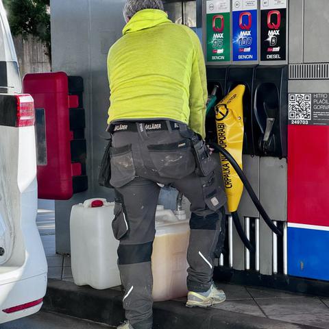 Točenje goriva na bencinski črpalki, bencinska črpalka
