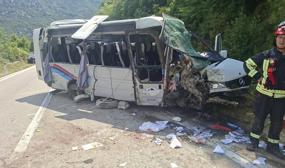 Prevrnil se je avtobus: Deklica umrla, 16 hudo poškodovanih