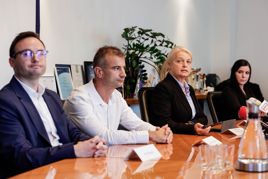 razprava o spletnih prevarah, aleš ritonja, david gracer, Stanislava Zadravec Caprirolo, tanja piškur | Avtor: Saša Despot