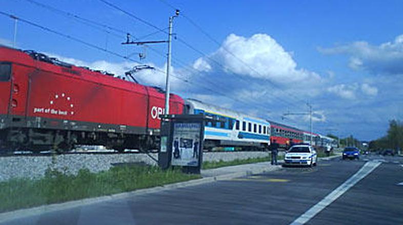 47-letnega moškega je v okolici Mercatorja v Šiški povozil vlak, preiskovalci pa