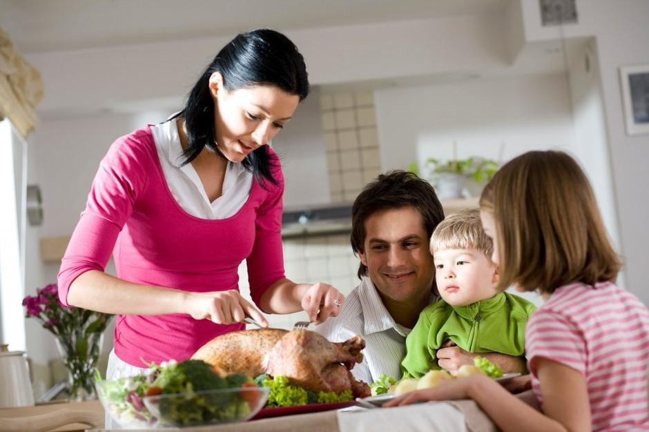 družina, obrok, hrana, oče, mati, otroci | Avtor: Profimedias