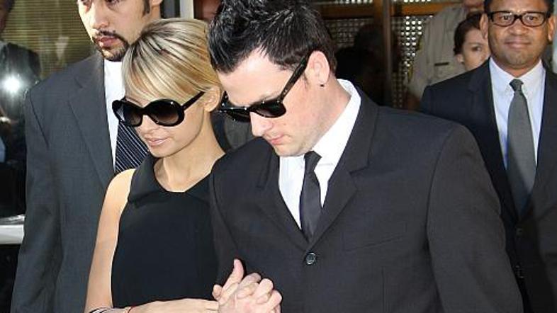 Nicole je Joel Madden dajal moralno podporo tudi konec julija, ko so jo obsodili