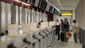 V nedeljo naj bi zapirali britanska letališča. (Foto: Reuters)