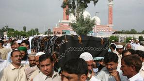 Pogreba ubitih v terorističnem napadu se je udeležilo na stotine ljudi.