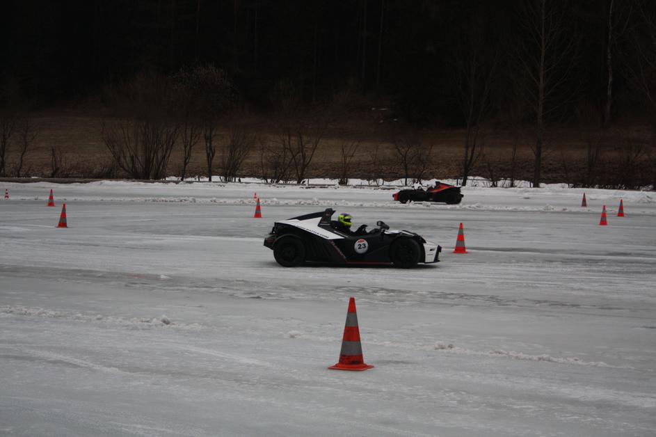 Dirkanje po ledu z KTM X-bovi