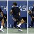 Takole je Roger Federer žogico zadel med nogama in osvojil točko. (Foto: Reuters