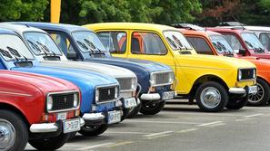 Karavana renaultov 4 v Revozu v Novem mestu.