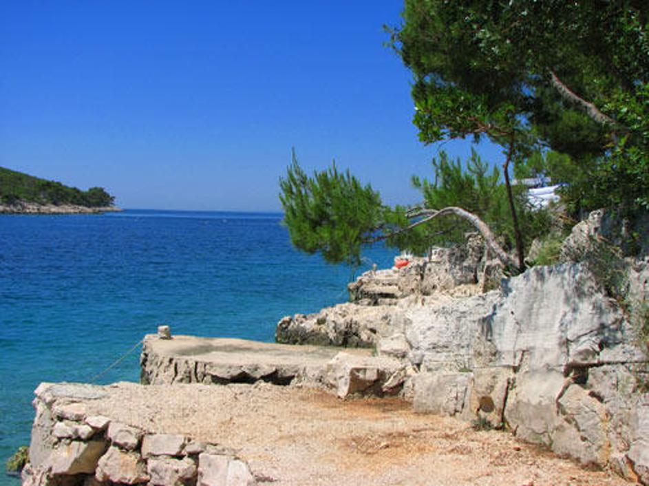 Čistost in modrina, nad njima pa osvežujoči borovci - običajna podoba na otoku.