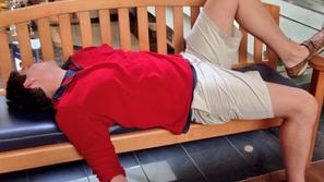 Moški med nakupovanjem