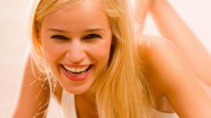 Ležanje na plaži naj bi s pomočjo prave kreme pomenilo tudi oblikovanje telesa. 