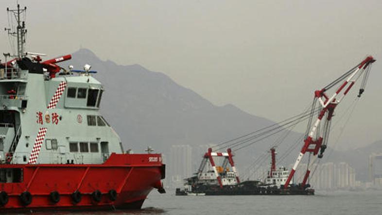 Pri reševanju pomaga tudi plovilo hongkonških gasilcev.
