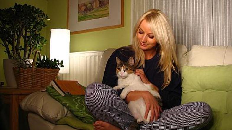 Sašina idila z mucem v naročju ...