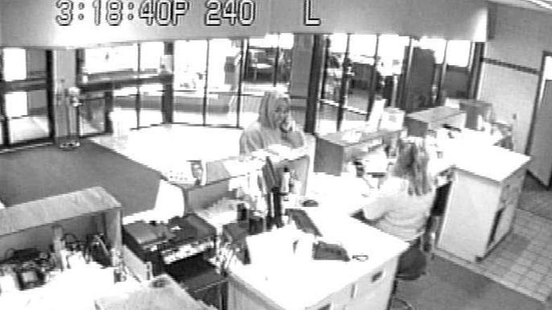 Najstnici sta uspeli odnesti samo bankovce, katerih serijske številke ima banka 