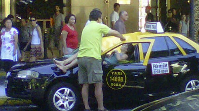 Nesrečna srečnica je pristala na taksiju. (Foto: Reuters)