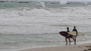 Earl naj bi se do ponedeljka zvečer močno okrepil, turisti pa so že morali zapus