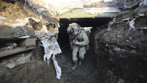 Ukrajinski vojak preverja razmere na položaju blizu vasi Zaytseve, nedaleč od mesta Gorlivka, ki ga nadzorujejo proruski separatisti, območje Donecka, Ukrajina