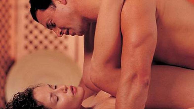 Pri tem položaju ženska noge nasloni na partnerjeva ramena in "akcija" se lahko 