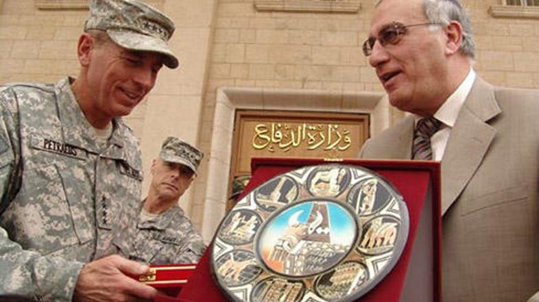 Iraški obrambni minister Abdul-Qader Mohammed Jassim (desno) izroča ameriškemu g