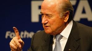 Blatter ima na svoji strani celo vrsto uglednežev, kot so Michel Platini, Johan 