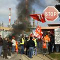 Stavkajoči pred rafinerijo Grandpuits, vzhodno od Pariza. (Foto: Reuters)