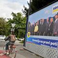Miran Pavlin (ob desnem ramenu Janeza Janše) na predvolilnem plakatu SDS.