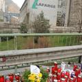 Tako so Zasavci pred Cementarno Lafarge prižigali svečke "ob pogrebu pravne drža