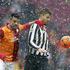 Gokhan Zan in Fernando Llorente na tekmi med Galatasarayem in Juventusom.