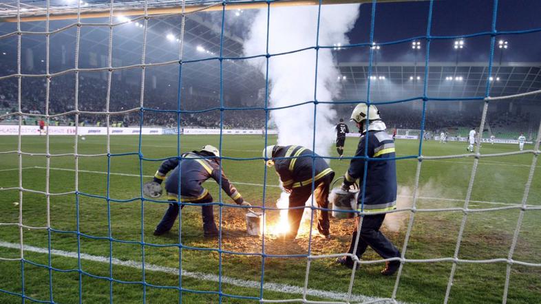 Olimpija-maribor navijači gasilci bakla petarda