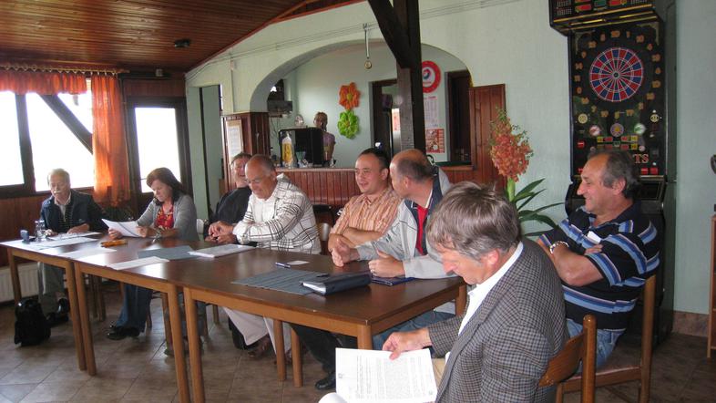 Predstavniki krajevnih skupnosti in civilne pobude so nezadovoljni z delom lokal