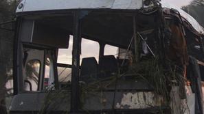 Sprednji del avtobusa, potem ko so ga potegnili iz kanala