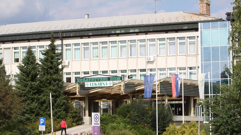 Policisti so stopili na prste 57-letni ženski, ki se je odločila za razpečevanje