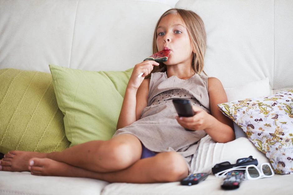 Kavč, sedežna garnitura, hrana, madeži | Avtor: Profimedia