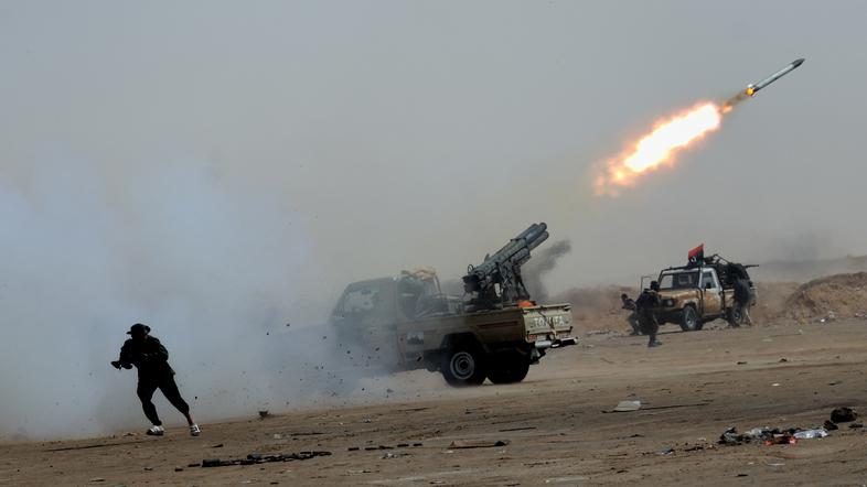 Rakete izstreljujejo tudi uporniki. Humanitarni položaj naj bi se v Misrati hitr