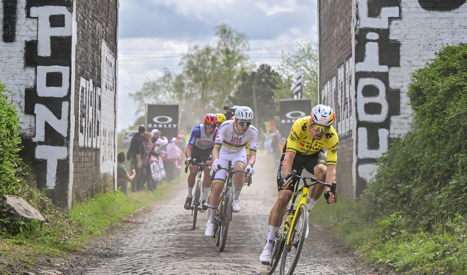 Pogačar po peklenski bitki ostal pred pragom nesmrtnosti