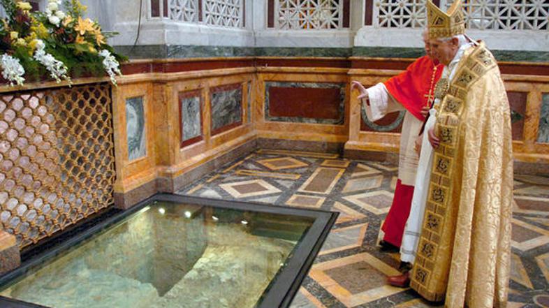 Papež Benedikt XVI. je pojasnil, da je na sarkofagu izjemno natančno narejena lu