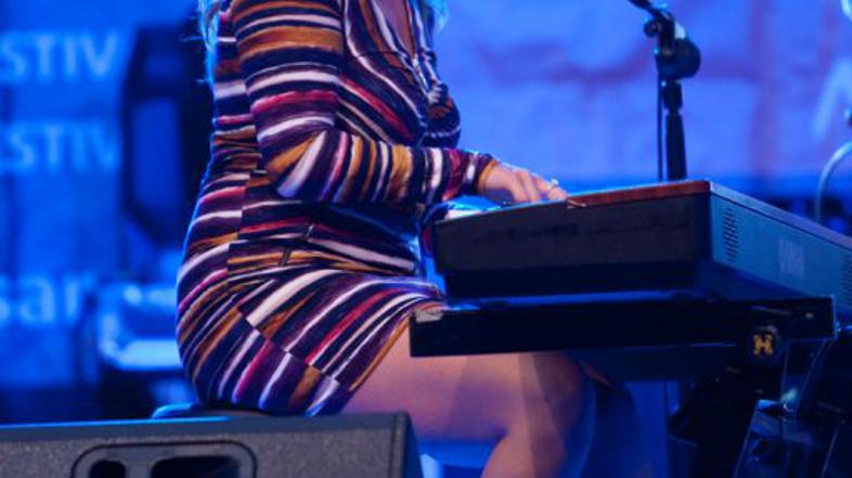 Niesha osvajala v akustični izvedbi