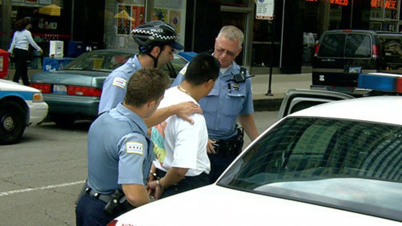 Moški se je praktično sam izdal.